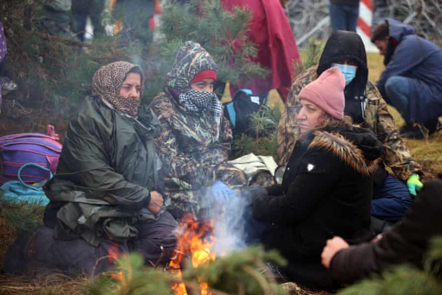 yH5BAEAAAAALAAAAAABAAEAAAIBRAA7 yH5BAEAAAAALAAAAAABAAEAAAIBRAA7 La gente si accalcava intorno al fuoco Dalla Bielorussia alla Polonia, accompagnati dall’esercito yH5BAEAAAAALAAAAAABAAEAAAIBRAA7