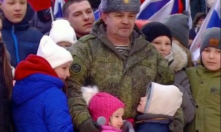 کودکانی که ظاهراً اهل اوکراین اشغالی بودند در یک راهپیمایی طرفدار پوتین در مسکو در ماه فوریه رژه رفتند.