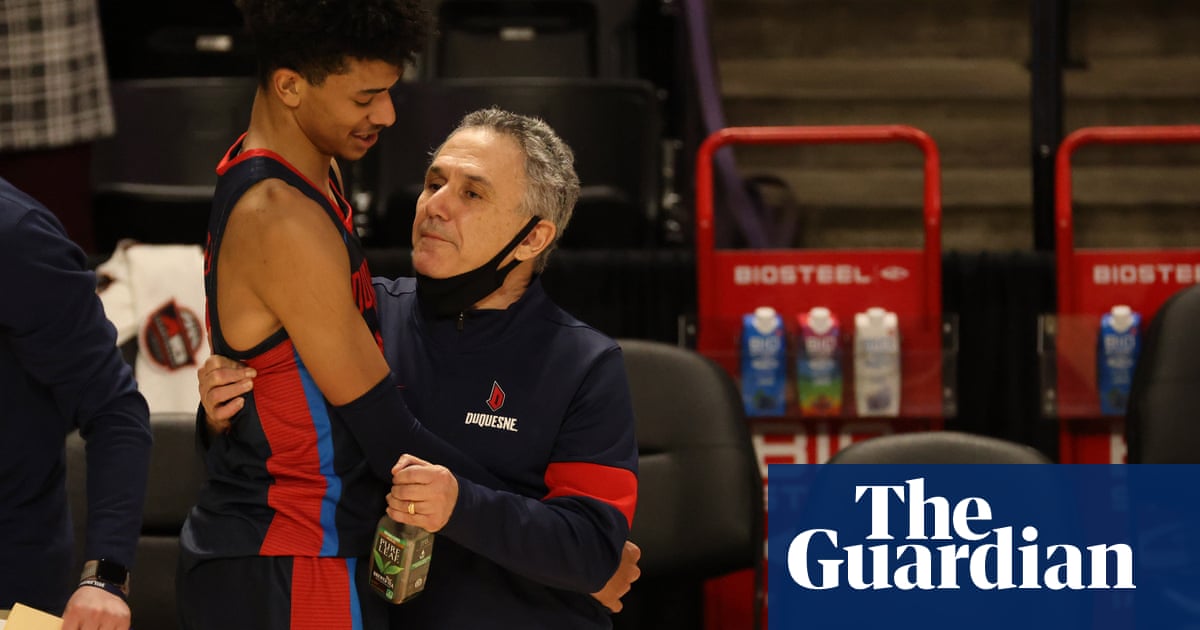 ‘Dying laughing’: Uber Eats delivery person wanders into Duquesne-Loyola game – The Guardian