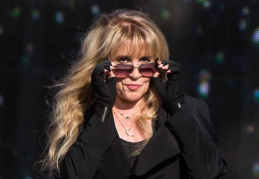 Stevie Nicks wears sunglasses 
