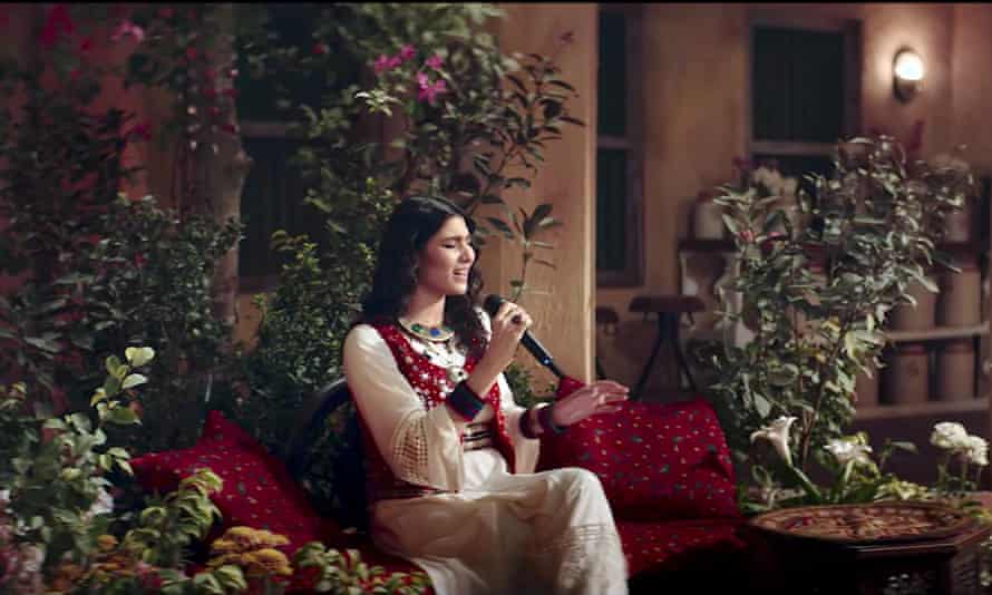 Ali Sethi singing in Pasoori.