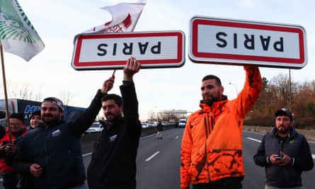 French farmers maintain roadblocks on key highways into Paris for a third day, as part of nationwide protests