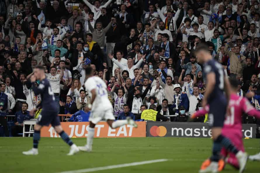 Madrido „Real“ sirgaliai švenčia pirmąjį savo komandos įvartį.