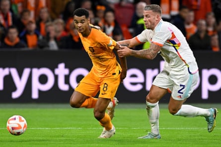 Cody Gakpo tries to get away from Belgium’s Toby Alderweireld during the Amsterdam win that put the Netherlands in the Nations League finals.