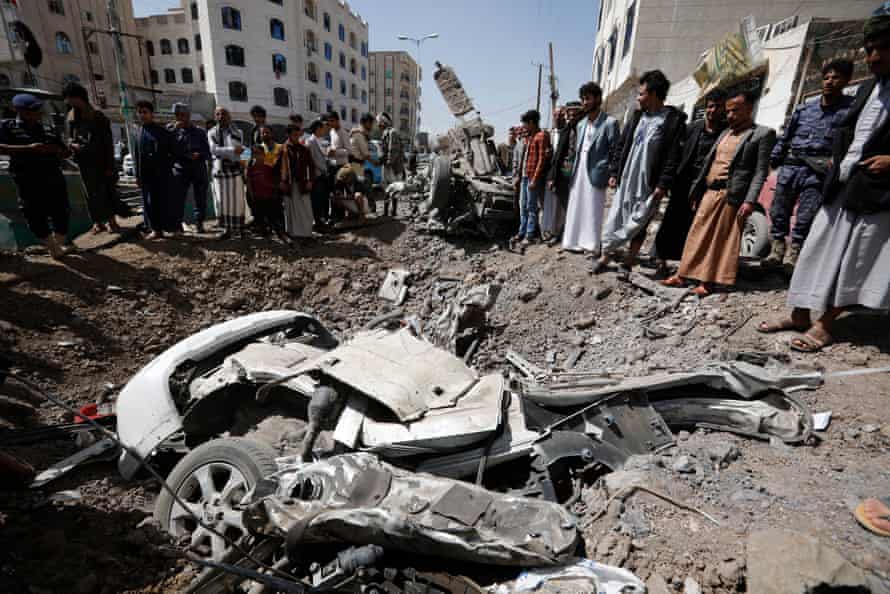 Os iemenitas inspecionam o local dos ataques aéreos liderados pelos sauditas em Sana'a.