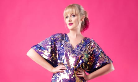 Une jeune femme en costume de Taylor Swift, vêtue d'une combishort multicolore