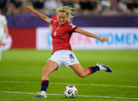 Frida Maanum scores Norway’s fourth goal against Iceland at Euro 2025.