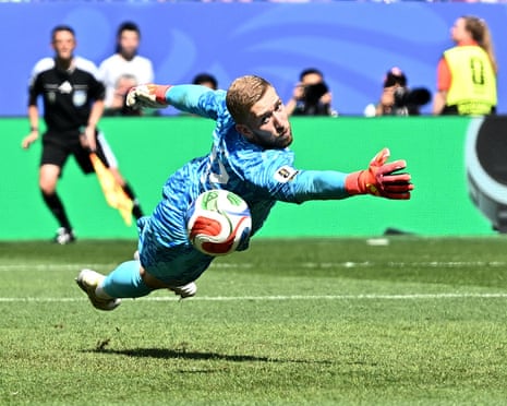 Ο Νορβηγός Egil Selvik ηττάται από τον Γάλλο Ousmane Dembele για το τρίτο του γκολ για να ολοκληρώσει το χατ-τρικ του.