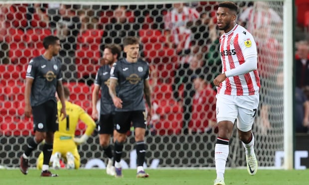 Championship roundup: Sunderland seal winning start for Tony Mowbray | Championship 1 Tyrese Campbell of Stoke celebrates his late goal to earn a point against Swansea