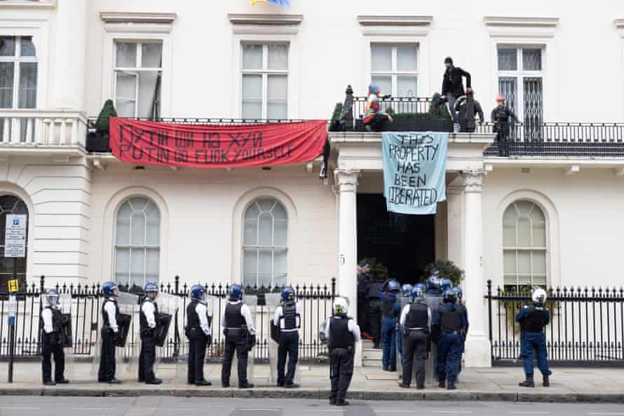 The £25m mansion of the Russian billionaire Oleg Deripaska in London’s Belgravia was taken over by protesters