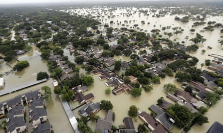 El agua fluye hacia los barrios afectados por la tormenta tropical Harvey en Houston, Texas