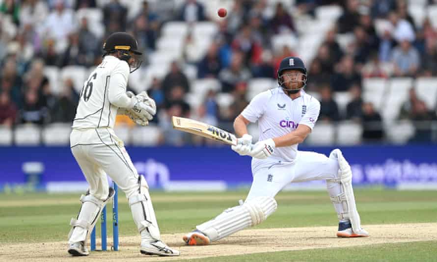 Johnny Byrsto spelar ett svepslag på torsdagen i Englands test mot Nya Zeeland i Huddingley
