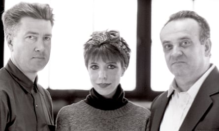 Angelo Badalamenti, à droite, avec la chanteuse Julee Cruise, au centre, et David Lynch en 1989.