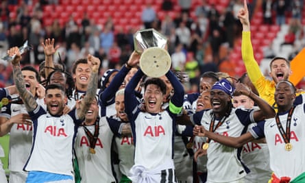 Son Heung-min celebrates pinch nan Europa League trophy Tottenham won past May.