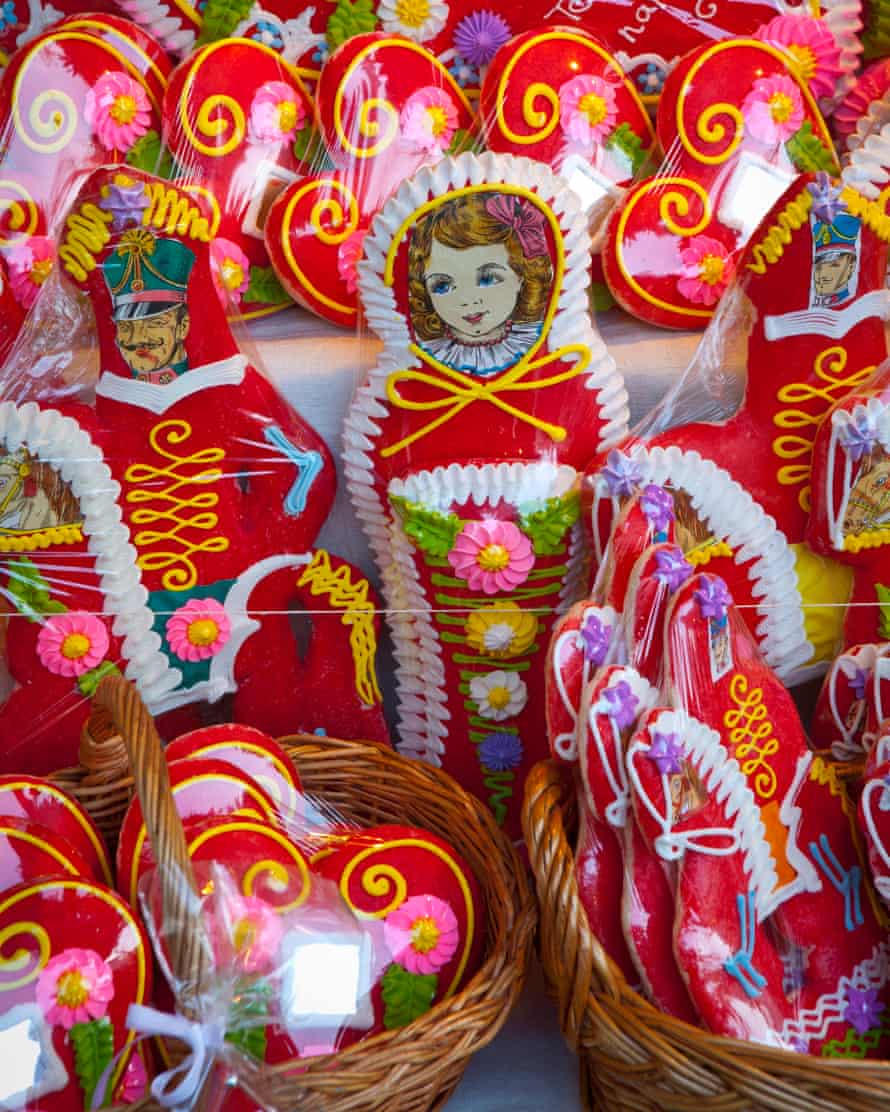 Gingerbread woman: smile at the vendor and he might give you a free sample.