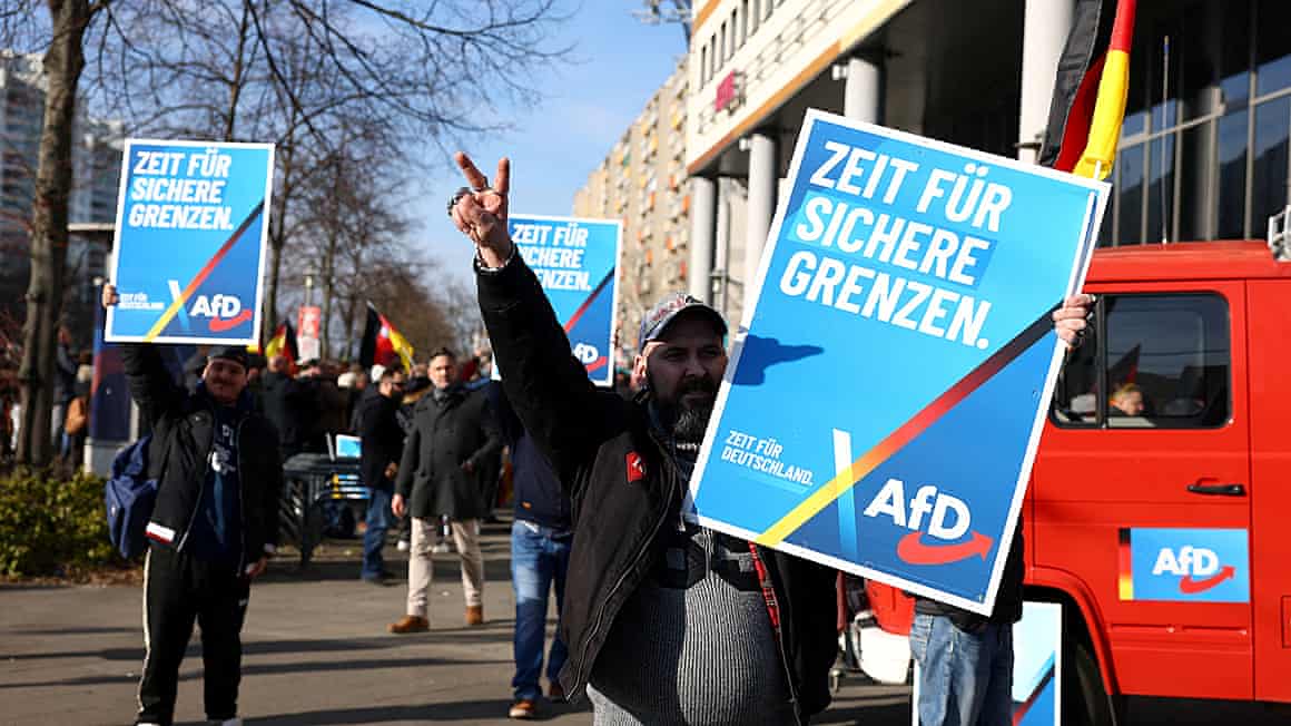 People holding up AfD banners.