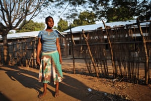 Lucy Anusa, agora mãe de 15 anos, voltou a viver com sua família perto do Lago Malawi