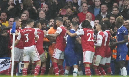 Los jugadores discuten durante el partido de la Premier League entre Chelsea y Arsenal en Stamford Bridge.