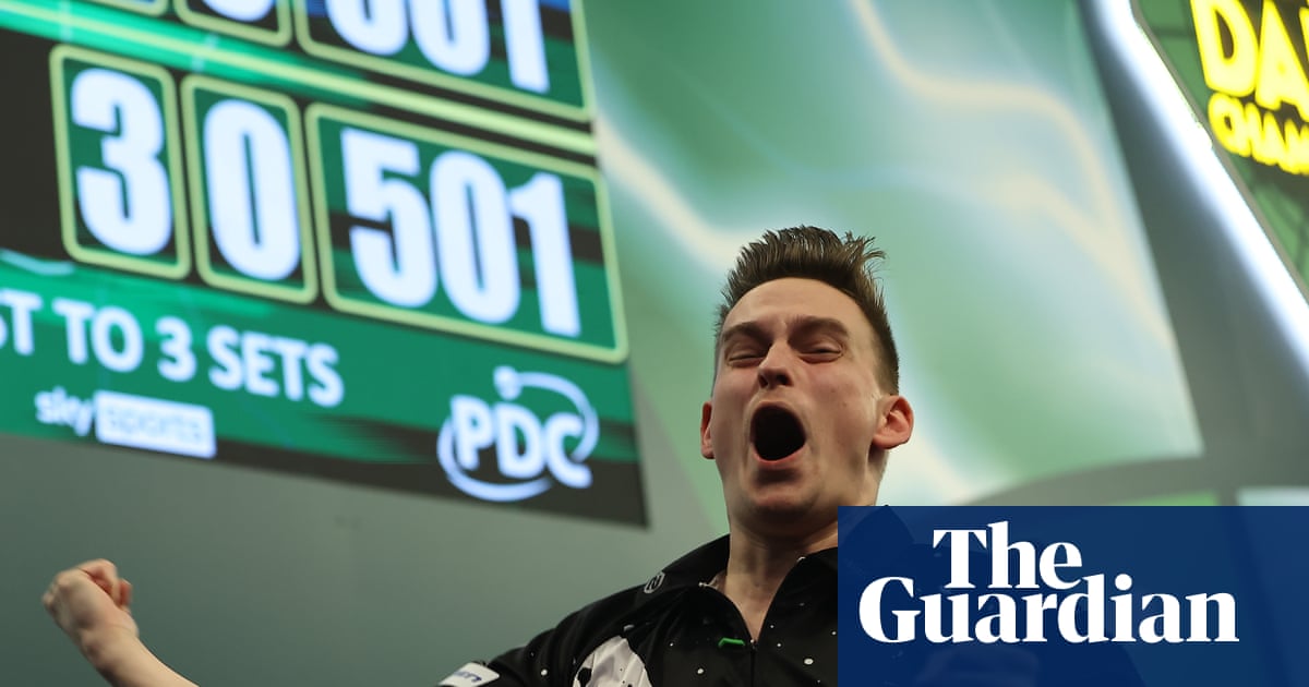 Dave Chisnall crashes out of PDC world darts in thriller against Pietreczko