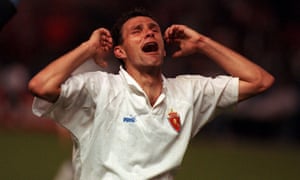 Gus Poyet disfruta de la victoria final de la Copa de Ganadores de la Real Zaragoza sobre el Arsenal en 1995.