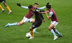 Chem Campbell detiene a Neil Taylor de Aston Villa durante la derrota de Wolves.