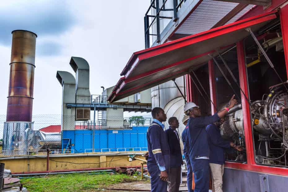 Les mécaniciens s'occupent d'une usine de turbines à gaz de 25 mégawatts qui alimente le camp