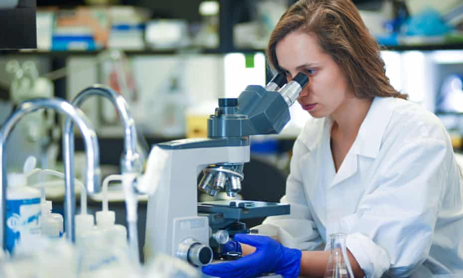 Vrouw onderzoek wetenschapper werken in laboratorium.