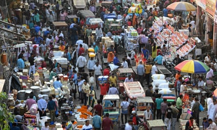 Orang-orang berkerumun di sebuah pasar di New Delhi