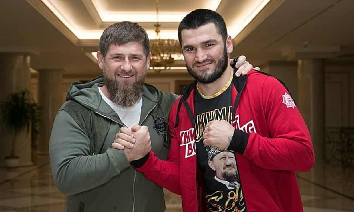 Чемпион мира в полутяжелом весе Артур Бетербиев (справа) позирует с диктатором Чечни Рамзаном Кадыровым. Фотография: Instagram