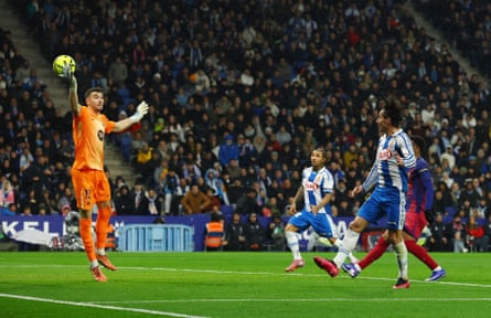 Joan García tips away another Espanyol effort