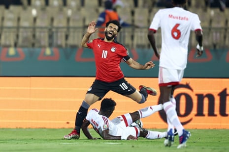 Sudan’s Mazin Mohamedein Alnour Mohamed (centre) tackles Egypt’s Mohamed Salah.