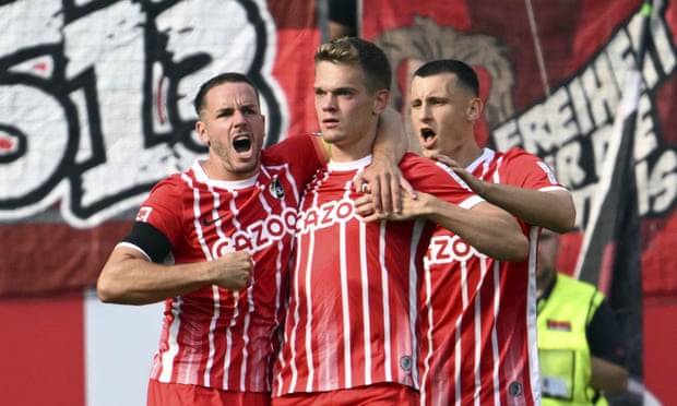 Matthias Ginter blir gratulert etter utligning kort tid etter pause