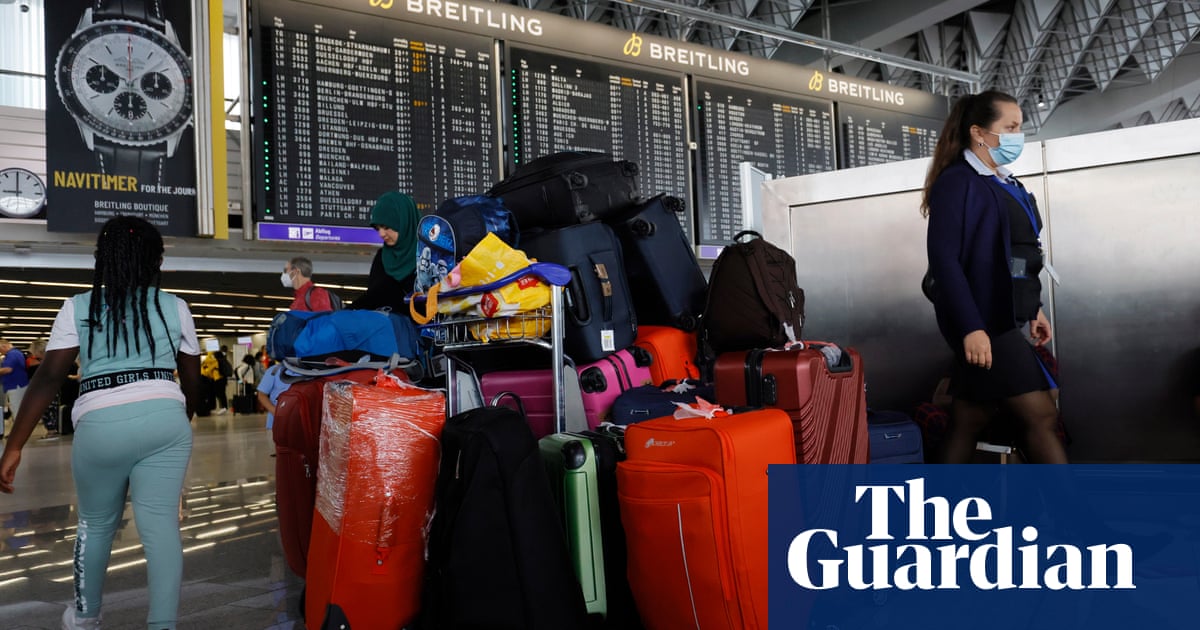 German tourists told to use colourful luggage to avoid airport delays