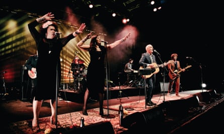 Vika and Linda perform with Paul Kelly in 2017.
