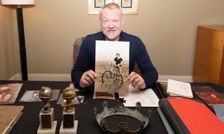 Jared Harris, hijo de Richard Harris, sostiene un retrato del difunto actor de los archivos.