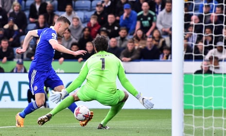 Jamie Vardy dari Leicester (kiri) melepaskan tembakan yang berhasil diselamatkan kiper Liverpool, Alisson.