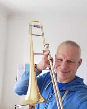 Richard Jones tenant son trombone