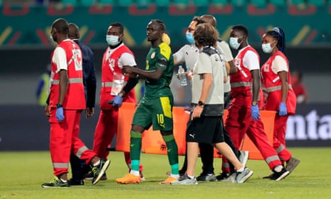 Sadio Mané walks off after suffering injury.