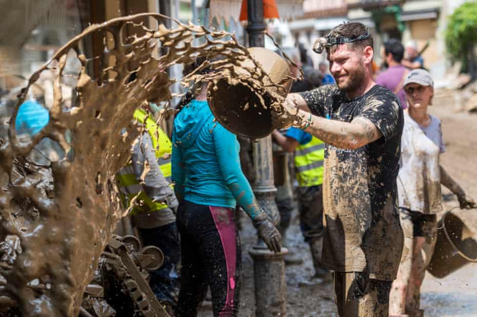 A helper removes mud from a residential building