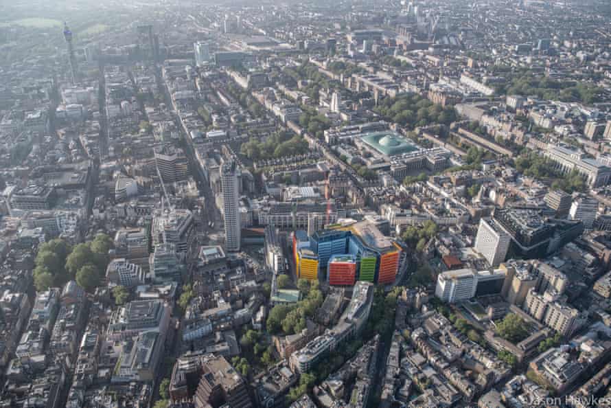 Pemandangan udara pembangunan Central St Giles di London.
