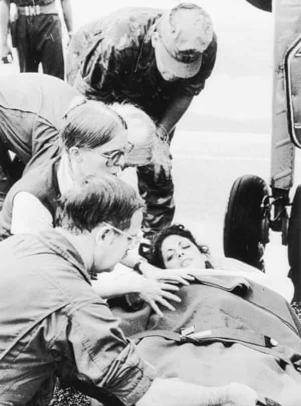 Jackie Speier, eine Assistentin des Kongressabgeordneten Leo Ryan, überlebte fünf Schüsse. Sie ist jetzt eine Kongressabgeordnete, die den 14. Bezirk von Kalifornien vertritt.