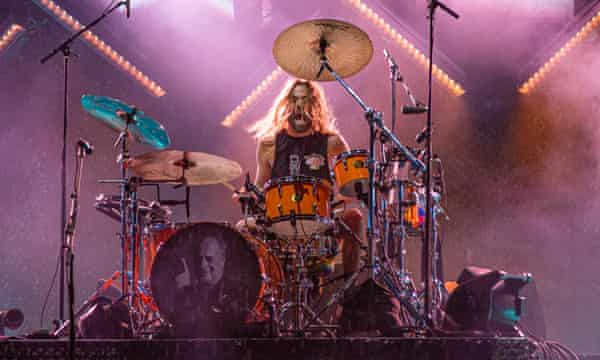 Taylor Hawkins on the drums, with the late Australian music promoter Michael Gudinski looking on.