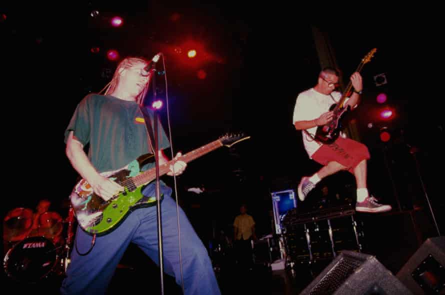 Dexter Holland (left) and Noodles (Kevin Wasserman) performing with the Offspring in London, 1995.