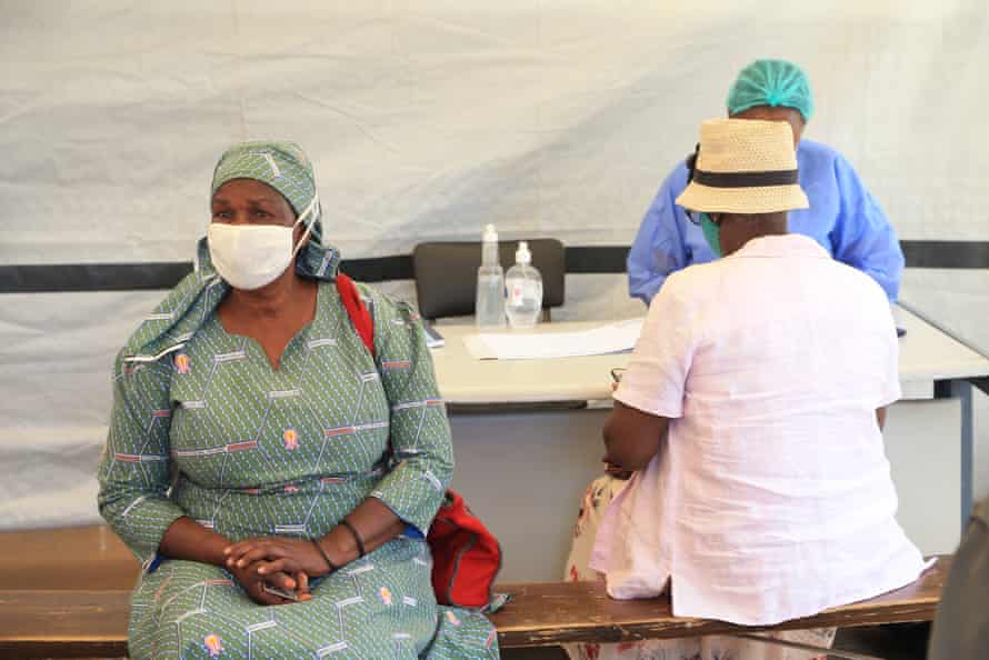 Zimbabweans receive a vaccination against coronavirus at Parirenyatwa Hopsital in Harare, on 31 March.