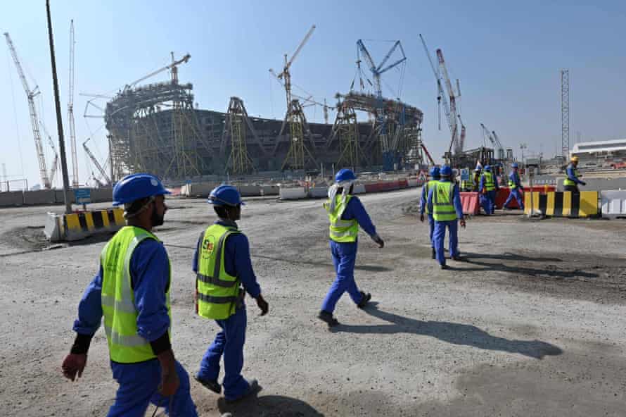 Travailleurs migrants au stade Lusail au Qatar.