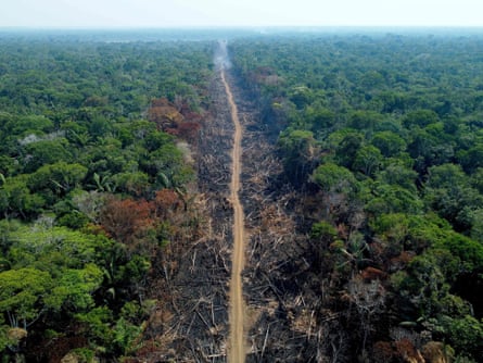 Vista aérea de un área deforestada y quemada de la selva amazónica cerca de Humaitá en septiembre de 2022