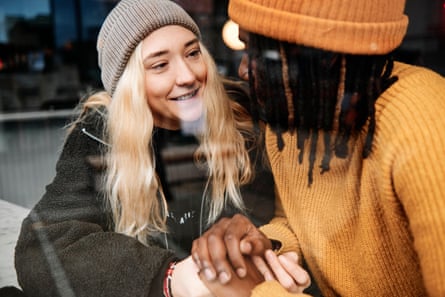 le couple se tient la main