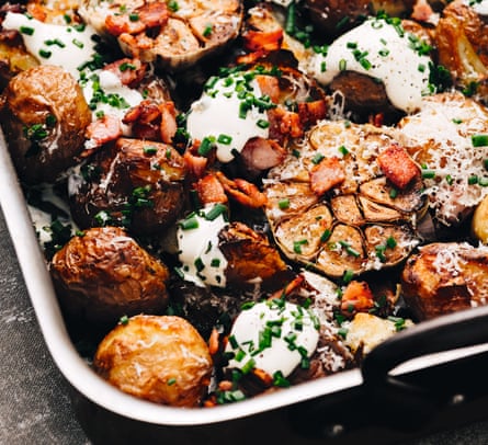 Pommes de terre croustillantes avec des têtes d'ail entières
