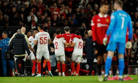 Lisandro Martínez of Manchester United is carried off by two opponents after being injured on Thursday evening.