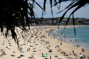 La gente invade Bondi Beach durante una ola de calor en noviembre